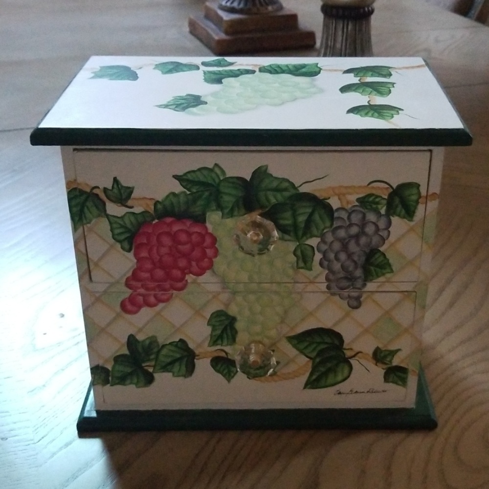 Decorative jewelry or storage box